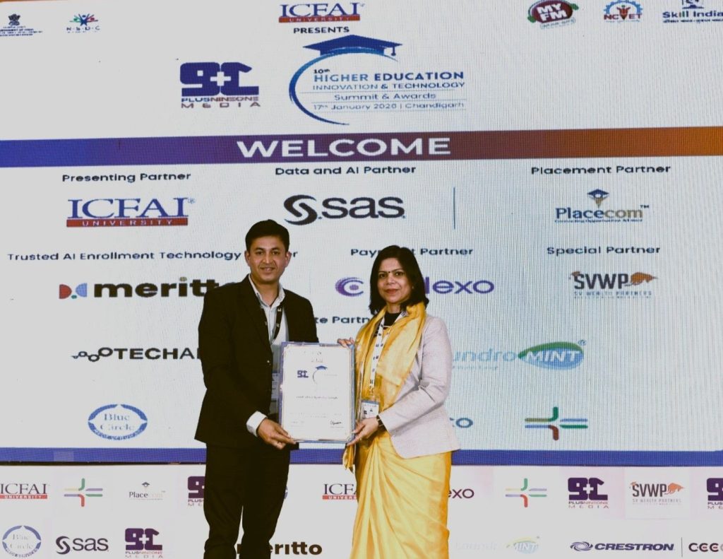 Dr. Jyotsna Singh, Campus Director, NMIMS Chandigarh, receiving the Excellence in Academic Leadership Award at the Higher Education Innovation & Technology Summit.