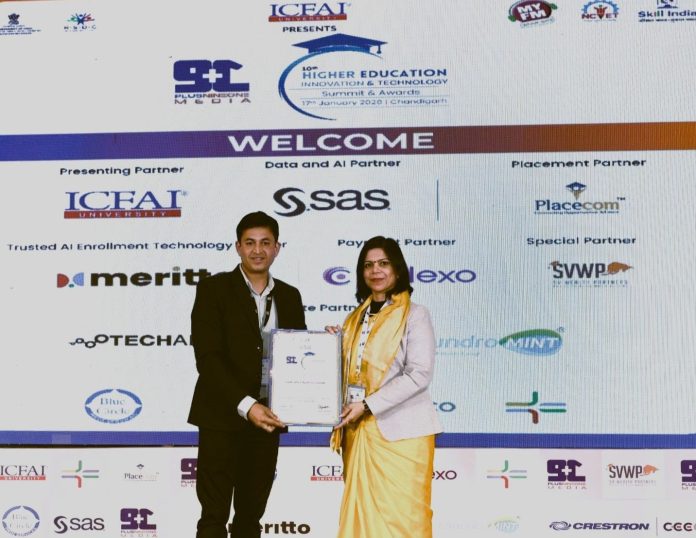 Dr. Jyotsna Singh, Campus Director, NMIMS Chandigarh, receiving the Excellence in Academic Leadership Award at the Higher Education Innovation & Technology Summit.